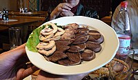 Hidangan daging kuda. Masakan Kazakhstan berkisar sekitar daging kambing, daging kuda dan pelbagai produk tenusu.