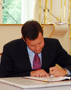 Daniel Lipšic pri podpise dohody o spolupráci s Dnepropetrovskou oblasťou, 2011