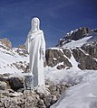 La Madonna delle nevi,in fondo il Catinaccio d'Antermoia .dedicata a Giuli - panoramio.jpg2 664 × 2 998; 2,04 MB