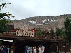 Entrada a la atracción "Magnus Colossus". Al fondo el antiguo logotipo del parque.