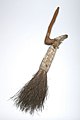 Magische bezem van een obiaman of bonuman (een ritueelspecialist) wordt gebruikt om boze geesten weg te 'vegen' tijdens rituele dansen. Wereldmuseum Amsterdam