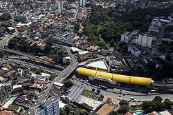 Vista aérea da Estação Brotas, do metrô, entre a avenida Bonocô e o viaduto das Pitangueiras.