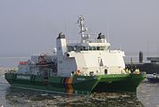 Der deutsche Zollkreuzer Helgoland (ein SWATH-Schiff) beim Einlaufen in den Hafen von Cuxhaven.