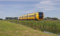 Door het landschap van IJsselmuiden rijdt NS DM'90 3429 als trein 8548 van Kampen naar Zwolle; 9 augustus 2015.