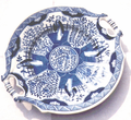 Falsa porzolana china, fabricada en Maastrich, asonsañando l'estilu azul del periodu Kangxi (1662-1722).