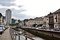 De Corrèze met links de toren van de cité administrative en rechts het theater