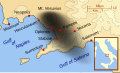 Misenum și Golful Napoli în anul 79 d.Hr., la momentul erupției vulcanului Vezuviu. Norul negru reprezintă răspândirea zgurii și cenușii (piroclaste). Sunt reprezentate liniile moderne ale coastei.