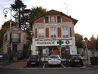 Pharmacie en face de l'ancienne gare de Montmorency.