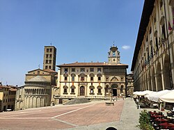Kostel Santa Maria della Pieve na Velkém náměstí (Piazza Grande)