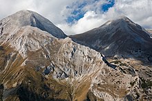 Гірський масив із крутими скелями та вершинами.