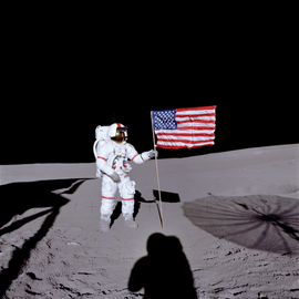 A Holdon az amerikai zászlóval