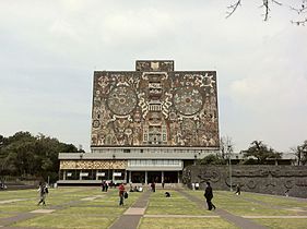 Meksikon kansalliskirjaston rakennus yliopistoalueella. Ulkoseinän muraaliteokset ovat Juan O’Gormanin suunnittelemia.