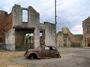 שרידים של מבנים ומכונית בכפר הצרפתי אורדור סור גלאן.