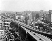 Verhoogde snelweg boven de rivier (1969)