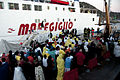 Passeggeri della Costa Concordia evacuati dal traghetto Isola del Giglio.