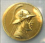 Guldstater med den grekiske kungen Eucratides, vilket tros vara det största guldmyntet som myntades under antiken. Myntet väger 169.2 gram och har en diameter på 58 millimeter.