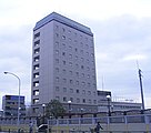 ホテルメッツ田端（右側の背の低い建物はJR貨物田端信号場駅庁舎）