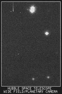 تصویر نخستین نور تلسکوپ فضایی هابل که با دوربین WFPC در سال ۱۹۹۰ گرفته شد.
