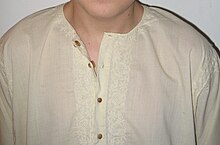 Kurta de cotton porté par un adolescent, patte boutonnée centrale, avec boutons amovibles en bois de santal, et broderies Chikan ton sur ton autour du col
