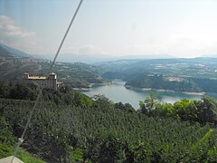 Le lac de Santa Giustina et le château de Cles vus du chemin de fer Trento-Malé.