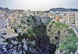 Gorges du Rhummel à Constantine, avec la médina sur la rive gauche.