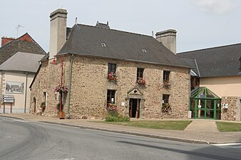 La maison du Sénéchal, construite par le notaire de Madame de Sévigné, Maître Gaudin, en 1653, puis transformée avec des pierres provenant du château de Bodegat, rasé en 1753.