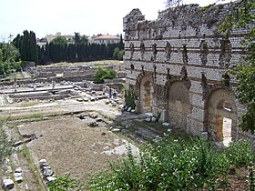 La palestre et le mur est du frigidarium des thermes du Nord à Nice.