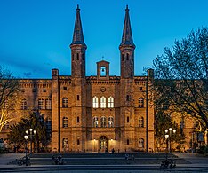 Außenansicht von Bethanien in der Abenddämmerung