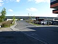 Brückenauffahrt zur Insel, dahinter Autobahnbrücke