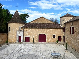 Les bâtiments au nord-ouest de la cour du château. À gauche la chapelle et à droite le pigeonnier.