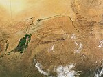 Den stora kröken på floden Niger, sedd från rymden, bildar en grön båge genom det bruna i Sahel och Savanna. Den gröna massan till vänster är Nigers inlandsdelta, och längst till vänster finns bifloder till floden Senegal.