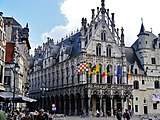 Vlag van Antwerpen op het stadhuis van Mechelen