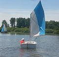 optimisto sur la lago Dümmer en Germanio