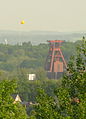 ~3,5 km nach Süden: Schacht XII von Zeche Zollverein (mit SchachtZeichen-Ballon am 22. Mai 2010)