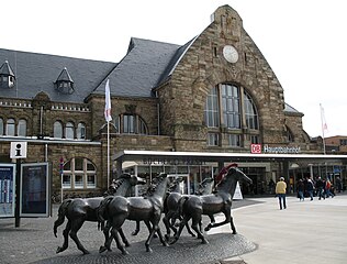 Neugestalteter Vorplatz mit bronzener Pferdeskulptur des Aachener Bildhauers Bonifatius Stirnberg