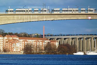 Tvärbanan på Alviksbron med Tranebergsbron i bakgrunden.