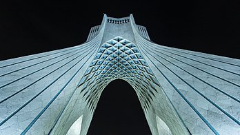 La tour Azadi de nuit, photographiée en contre-plongée. (définition réelle 5 429 × 3 054)