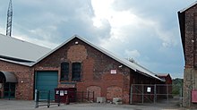 Bâtiment en brique avec une porte de garage.