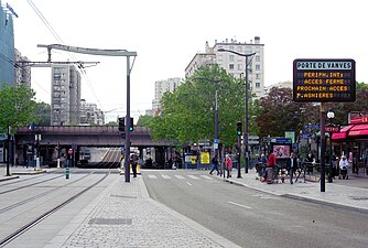 La porte de Vanves vue depuis le boulevard Brune ; en arrière-plan, le pont ferroviaire d'accès à la gare Montparnasse.