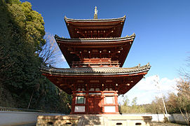 西國寺三重塔。永享元年（1429年）足利義教が建立。この寺は真言宗醍醐派大本山であり、尾道商人の寄進を多数集めた寺でもあり、中世・近世の伽藍が多数ある[61]。