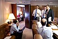 エアフォースワンで打ち合わせ中のオバマ大統領とギブズ（右から2番目）（4/3/09）