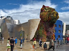 Puppy de Jeff Koons, a la entrada del museo.