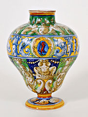 Vase peint de différents ordres de grotesques, au centre un médaillon avec un lion rampant, Casteldurante, atelier de Simone da Colonnello, 25 juin 1562.