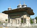 Der Brunnen Ahmeds III. (III. Ahmet Çeşmesi) vor dem Großherrlichen Tor