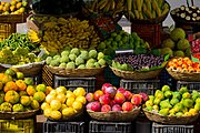 店頭（店先）で、商品の果物を並べておくのに使われているカゴ。（「フルーツバスケット」）