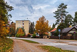 Hiekkaharjun asuinrakennuksia Tarhurintien varrella.