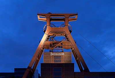 Die UNESCO-wêrelderfenisgebied Zeche Zollverein in die Duitse stad Essen in die aandskemer.