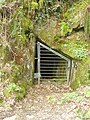 Entrée d'une ancienne galerie d'une mine d'ardoises en amont de Pont-Coblant