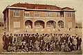 テヘラン・アメリカ大学のマコーミック・ホール。1930年頃。同大学は1932年、ニューヨーク州立大学によって設立された。アメリカ人は1870年代にもイラン最初の近代的医学校をオルーミーイェに設立している。
