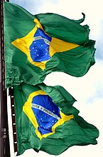 Troca da bandeira na Praça dos Três Poderes, em Brasília